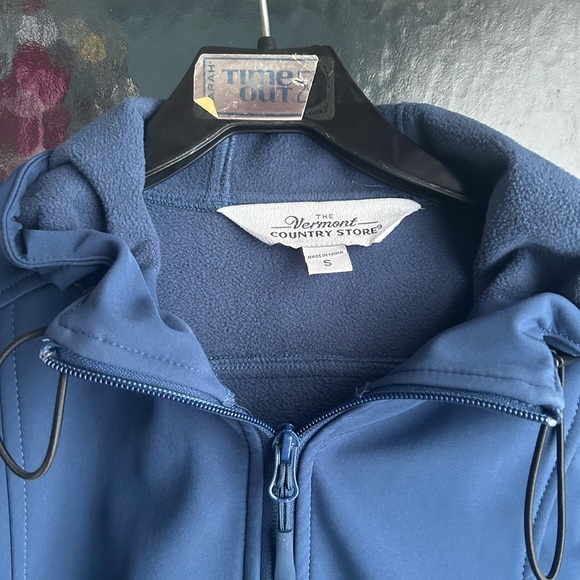 Women’s wind resistant shell with fleece lining. - Picture 2 of 4